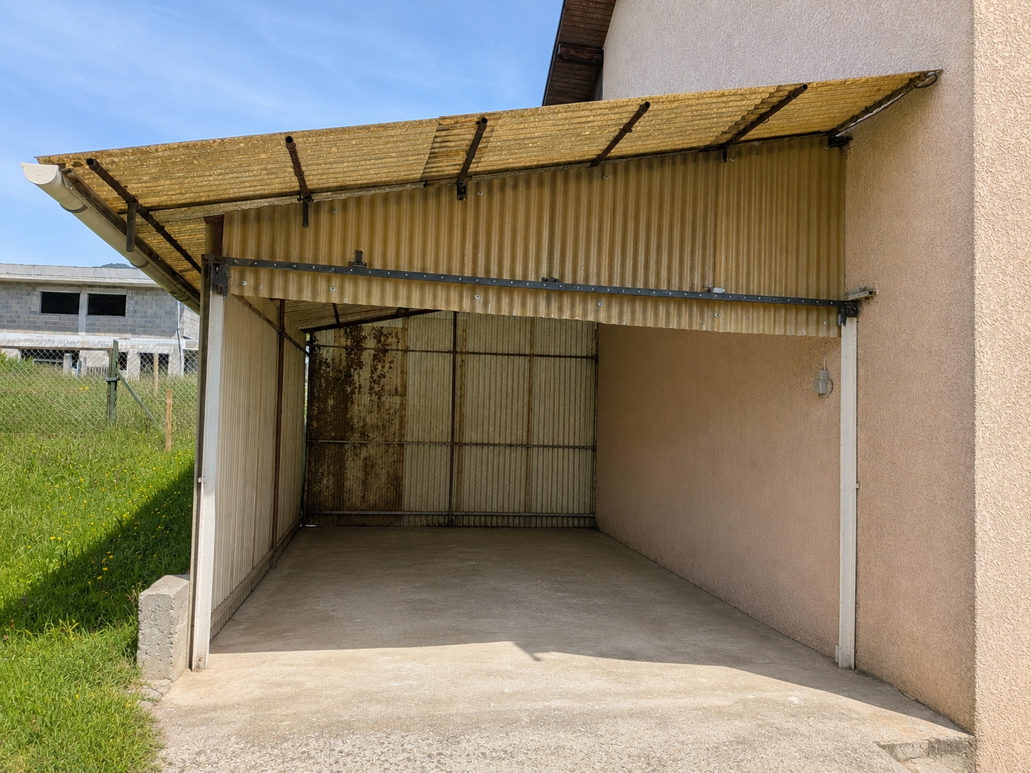 CHAMBERY - MAISON JUMELEE T4 78m² - 35m² COMBLES AMENAGEABLES carport nord